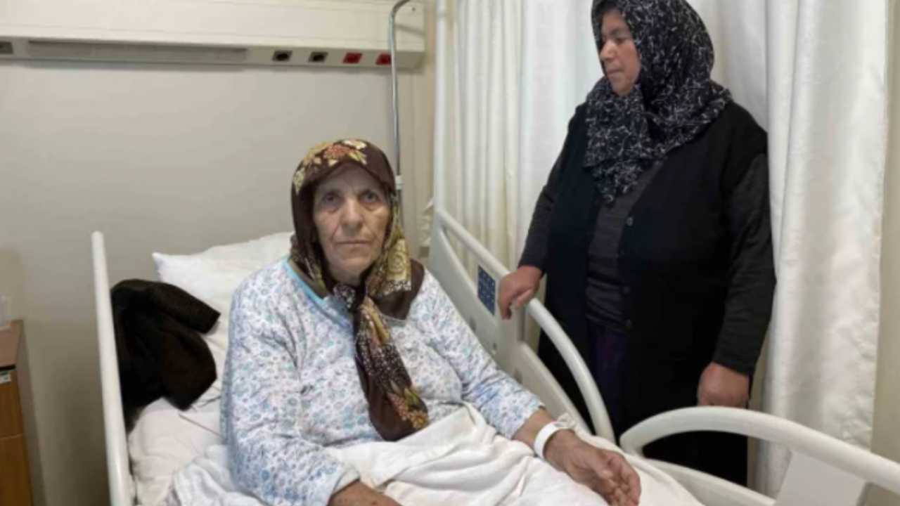 Depreme hastanede yakalanan 84 yaşındaki Emine Teyze'yi hemşire kurtardı