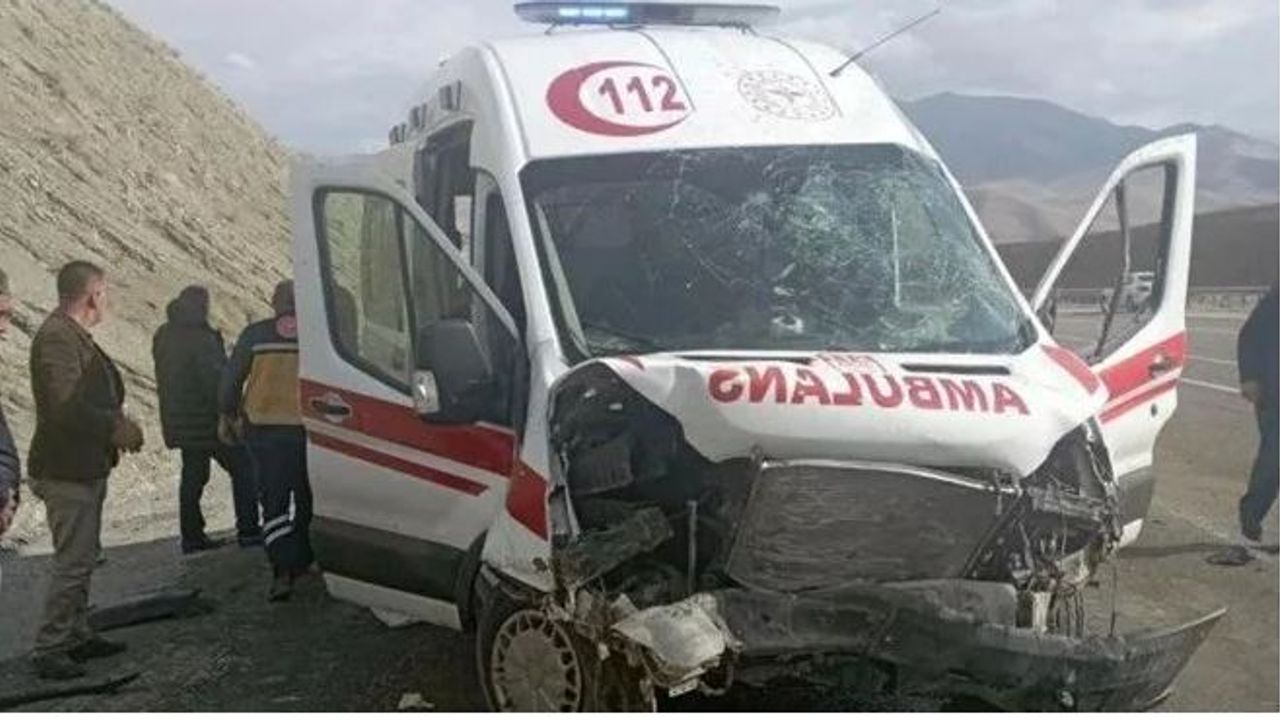 Ambulans bariyere çarptı: 3 sağlık görevlisi yaralı