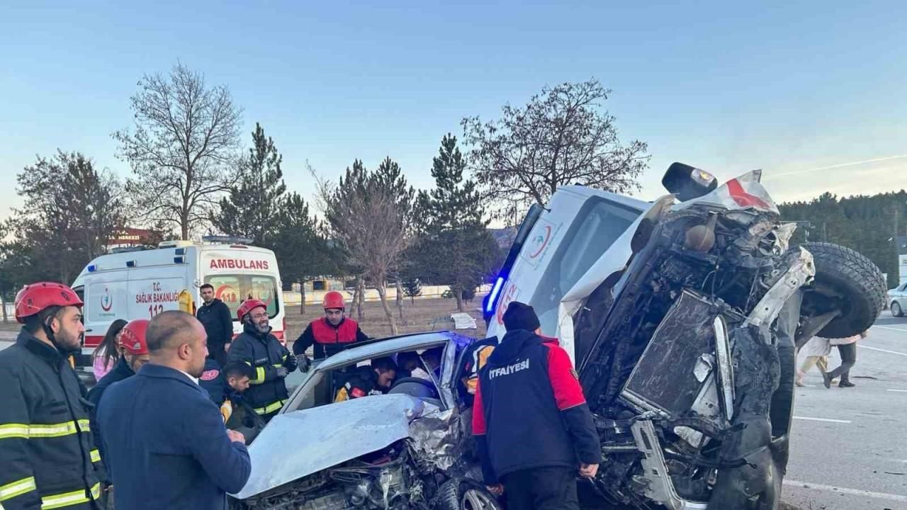 Ambulans ile otomobil çarpıştı: 2'si sağlık çalışanı 3 yaralı