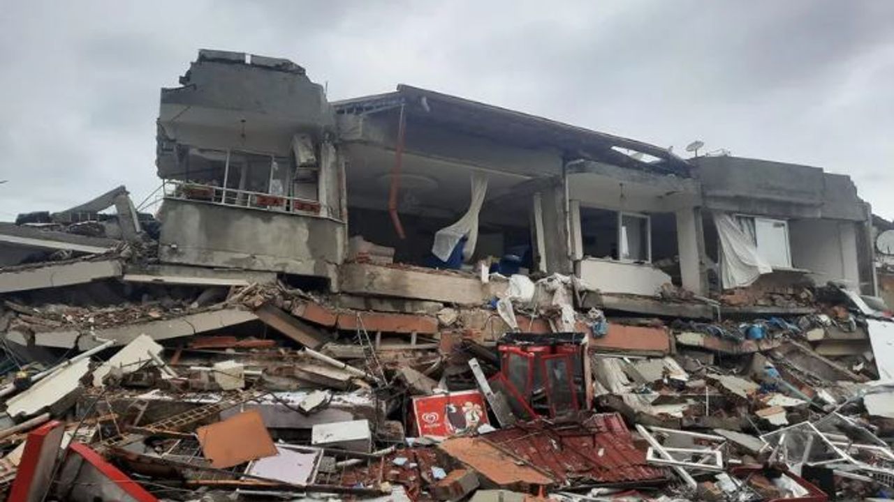 Depremde 27 yakınını kaybetti ama sağlık hizmeti vermeye devam etti