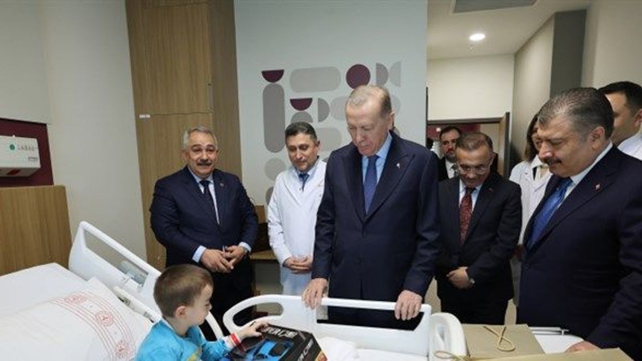 Cumhurbaşkanı Erdoğan hastanede tedavi gören çocukları ziyaret etti
