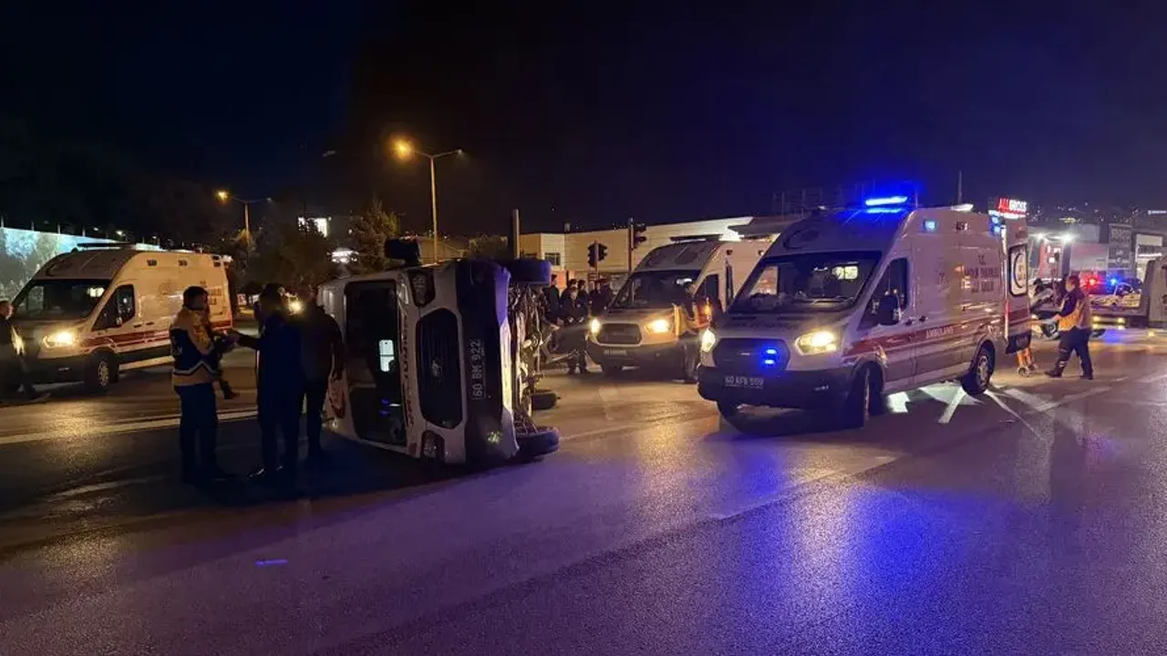 Ambulans kazası:  3 sağlık personeli yaralı