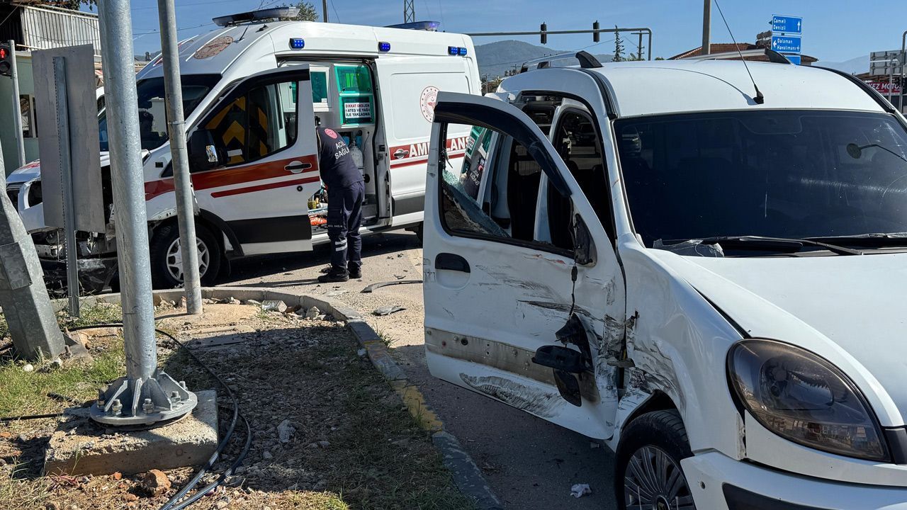 Ambulans ile hafif ticari araç çarpıştı: 2 yaralı