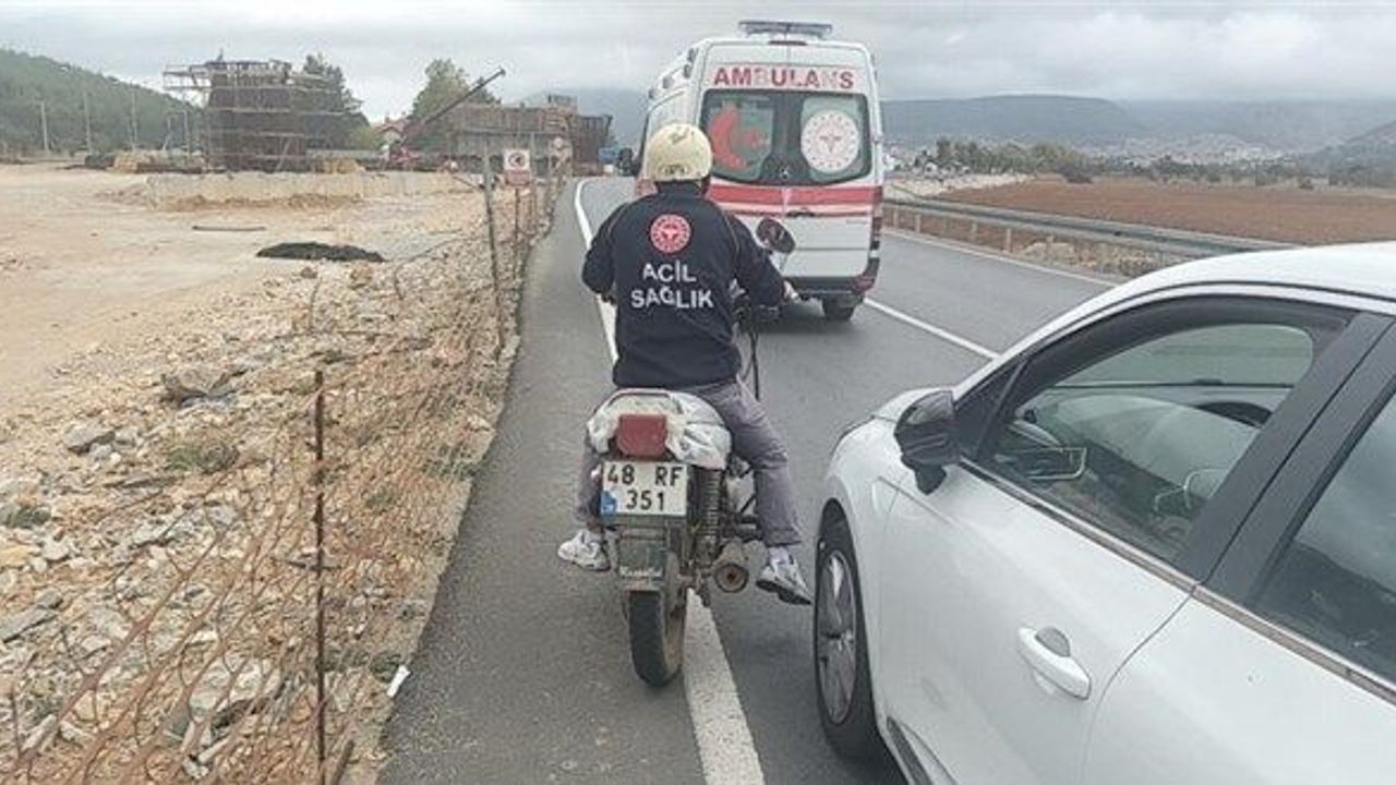 Kazazedeyi ambulans, motosikletini sağlık personeli götürdü