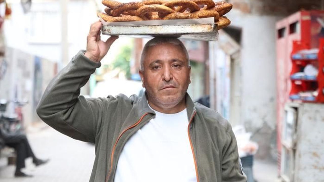 KPSS 2025/5:20 yıl simit sattı, 14 yıl KPSS'ye girdi, 49 yaşında atandı!