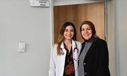 Hemşire anne ile doktor kızı aynı hastanede görev yapıyor