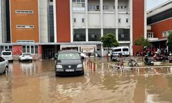 Akhisar'da hastaneyi sel suları bastı, hastalar tahliye edildi