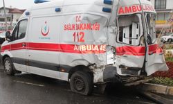 TIR, ambulans ile minibüse çarptı: 6 yaralı