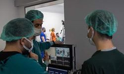 Türk doktorların Ankara'daki göz ameliyatı İtalya'da canlı izlendi