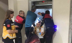  112 ekibi  asansörde mahsur kaldı