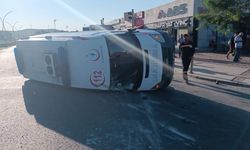 Ambulans ile kamyonet çarpıştı: 3 Sağlık personeli yaralandı
