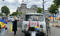 Ukrayna'daki savaşta zarar gören ambulans Berlin'de sergileniyor