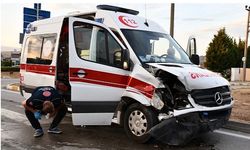 Ambulans ile otomobil çarpıştı:  3'ü sağlık personeli, 4 yaralı