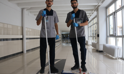 2 tıp öğrencisi, okudukları üniversitede temizlik personeli olarak başladı