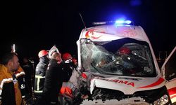 Ambulans ile kamyon çarpıştı: 1 ölü, 4 yaralı