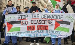 Londra'da sağlık çalışanları, Gazze için "sessiz yürüyüş" düzenledi