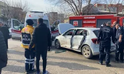 Ambulans ile otomobil çarpıştı: 2 sağlık çalışanı yaralandı