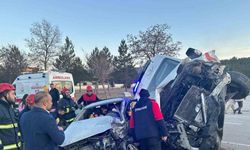 Ambulans ile otomobil çarpıştı: 2'si sağlık çalışanı 3 yaralı