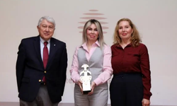 Yılın kadını ödülü Tıp Hocası Rektör Özkan'a verildi
