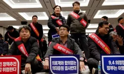 Güney Kore Polisi  Tabipler birliğine baskın düzenlendi