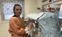 İkiziyle tedavi gördüğü serviste yenidoğan hemşireliği yapıyor