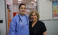Sağlıkçı iki anne doktor çocuklarıyla aynı hastanede