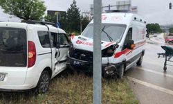Ambulans ile panelvan araç çarpıştı: 3 yaralı