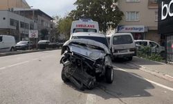 Hasta taşıyan ambulans otomobil ile kafa kafaya çarpıştı