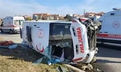 Ambulansla otomobil çarpıştı: 3'ü sağlık çalışanı, 7 yaralı