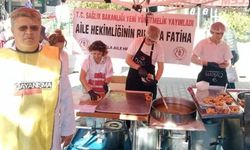 Sağlık çalışanları lokma dağıttı: 'Aile hekimlerinin ruhuna fatiha'