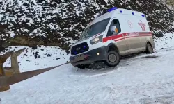 Siirt’te Kara Saplanan Ambulans Kurtarıldı