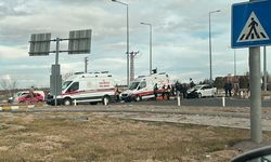 Ambulans ile otomobil çarpıştı: 2 yaralı