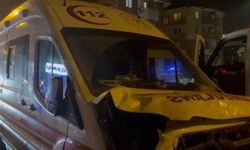 Ambulans otomobille çarpıştı, çok sayıda yaralı var