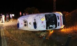 Ambulans şarampole devrildi: 3 yaralı