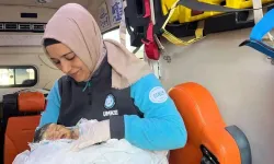 Ambulansta doğum yapan kadın, bebeğine sağlık çalışanının ismini verdi