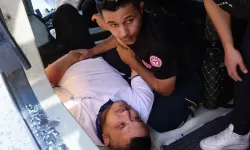 Sağlık görevlisi, yaralı sürücünün elini bırakmadı