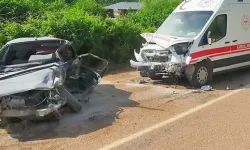 Ambulans ile otomobil çarpıştı: 1 ölü 3 yaralı