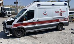 Ambulans ile Otomobil Çarpıştı:5 kişi yaralandı