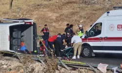 Hemşireleri Taşıyan Minibüs Kaza Yaptı. 2 Hemşire Vefat Etti 15'i Yaralandı