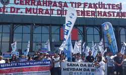 Sağlık Çalışanları Hastane Önüne Eylem Yaptı