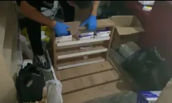 Depoya çevrilmiş gizli bölmede 31 bin 98 ilaç, bin 538 tıbbı malzeme ele geçirildi