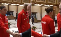 İlkin Aydın'ın Cumhurbaşkanı Erdoğan'ı ziyaretindeki tavırları izleyenleri ikiye böldü