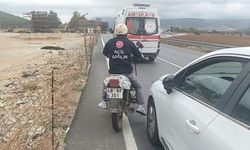Kazazedeyi ambulans, motosikletini sağlık personeli götürdü