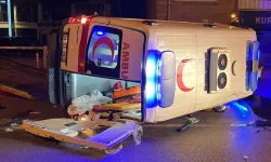 Otomobille hasta taşıyan ambulans çarpıştı: 5 yaralı