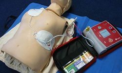 Kalp krizlerine karşı artık bu yerlerde şok cihazı zorunlu olacak!