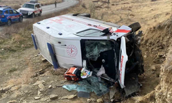 Ambulans devrildi: 3 sağlık personeli yaralı