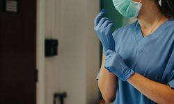 Türkiye’de sağlık çalışanları OECD’nin yükünü tek başına taşıyor