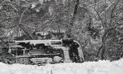 Ambulans şarampole devrildi, 3 sağlık personeli yaralandı