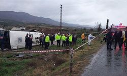 Memurları taşıyan araç kaza yaptı. Hemşire hayatını kaybetti