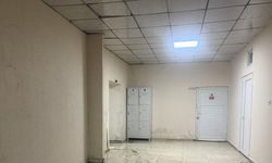 Tavanından sular akan hastanede koridorlar çamurla kaplandı